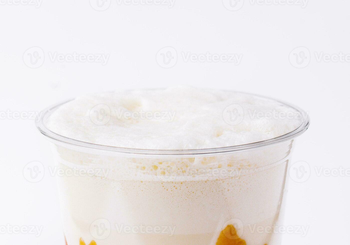 milkshake dentro uma plástico copo em branco fundo foto