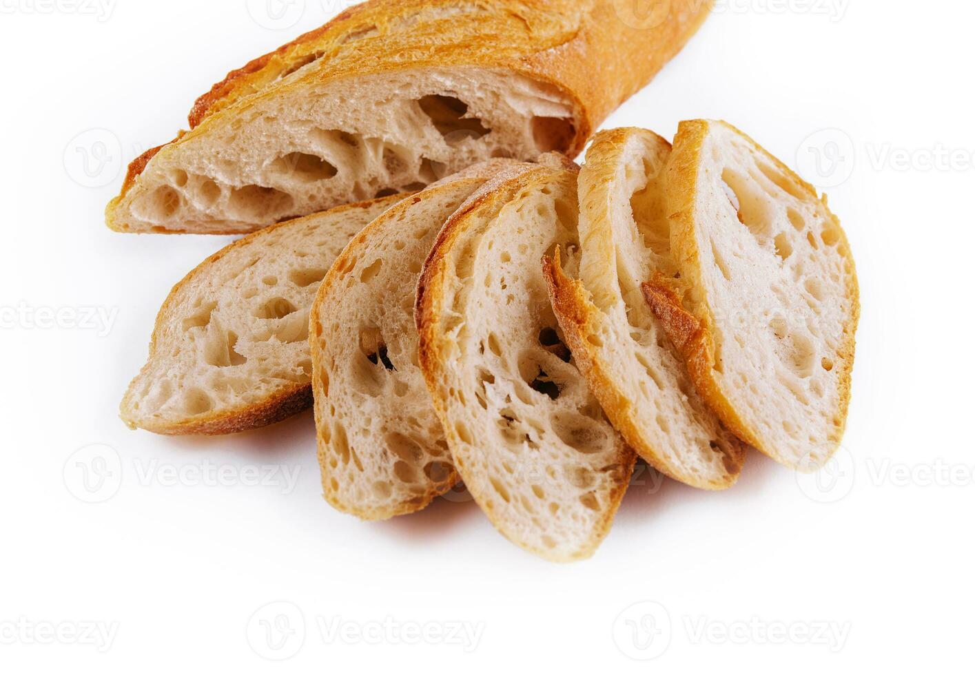 fatiado tradicional francês baguete em branco foto