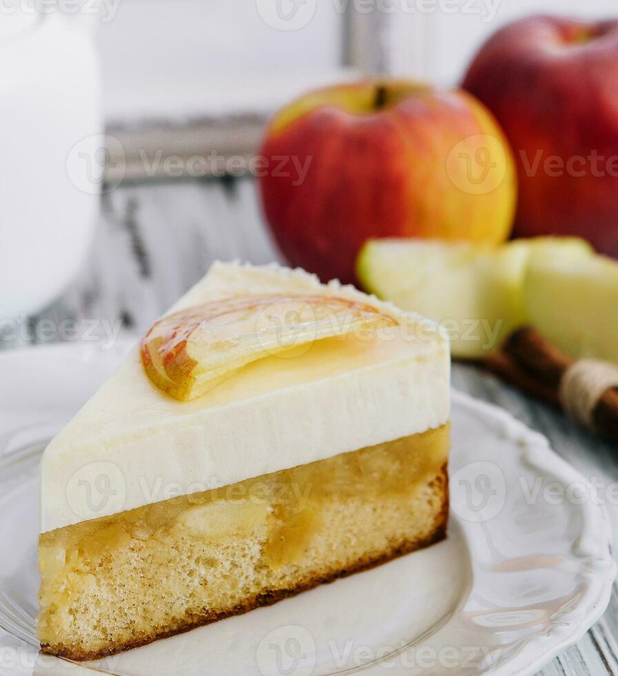 maçã bolo de queijo e chá Panela em de madeira mesa foto
