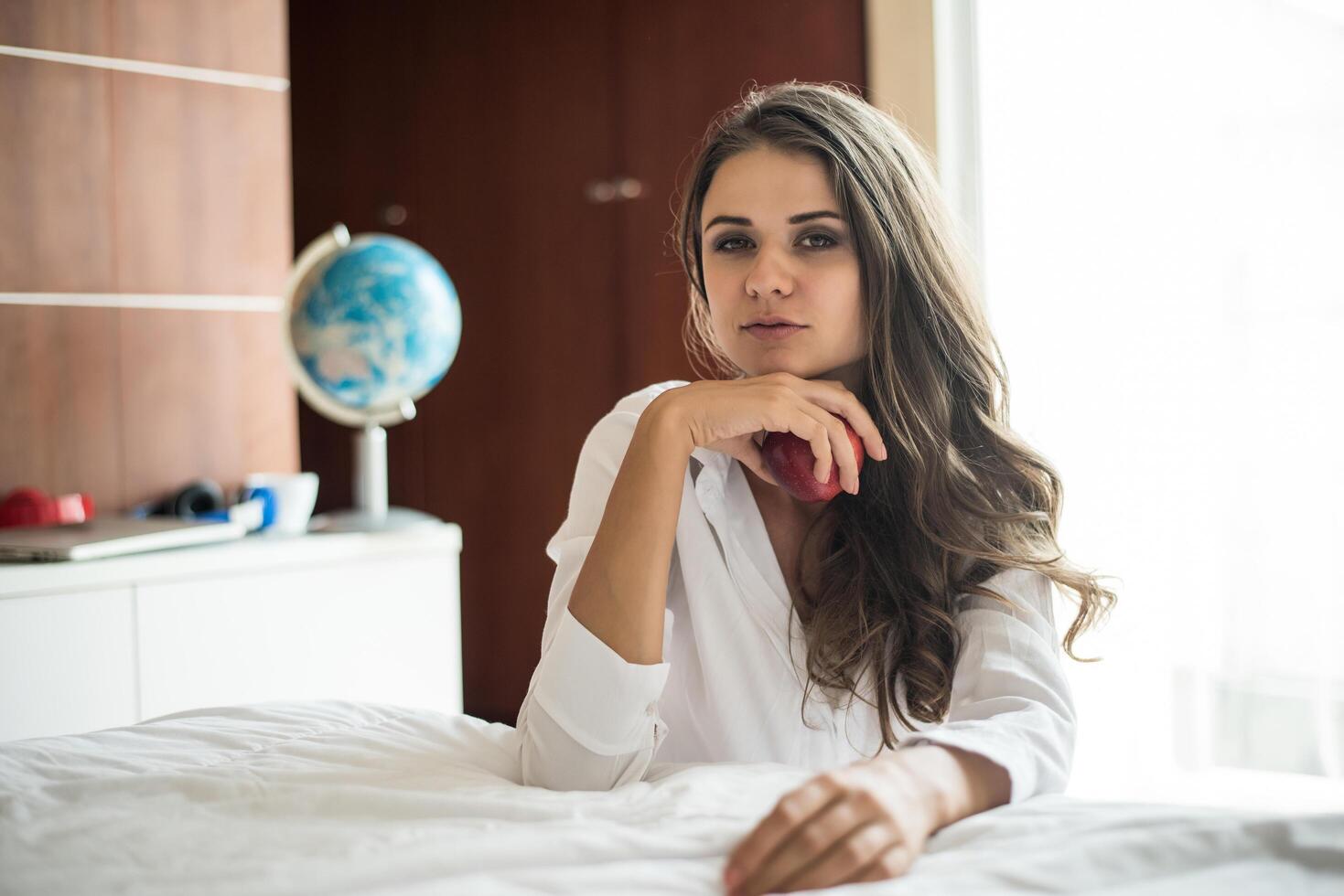 retrato de mulher deitada na cama foto