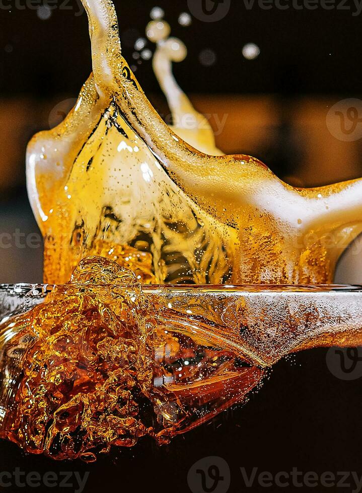 salpicos vidro do Sombrio Belga Cerveja macro foto