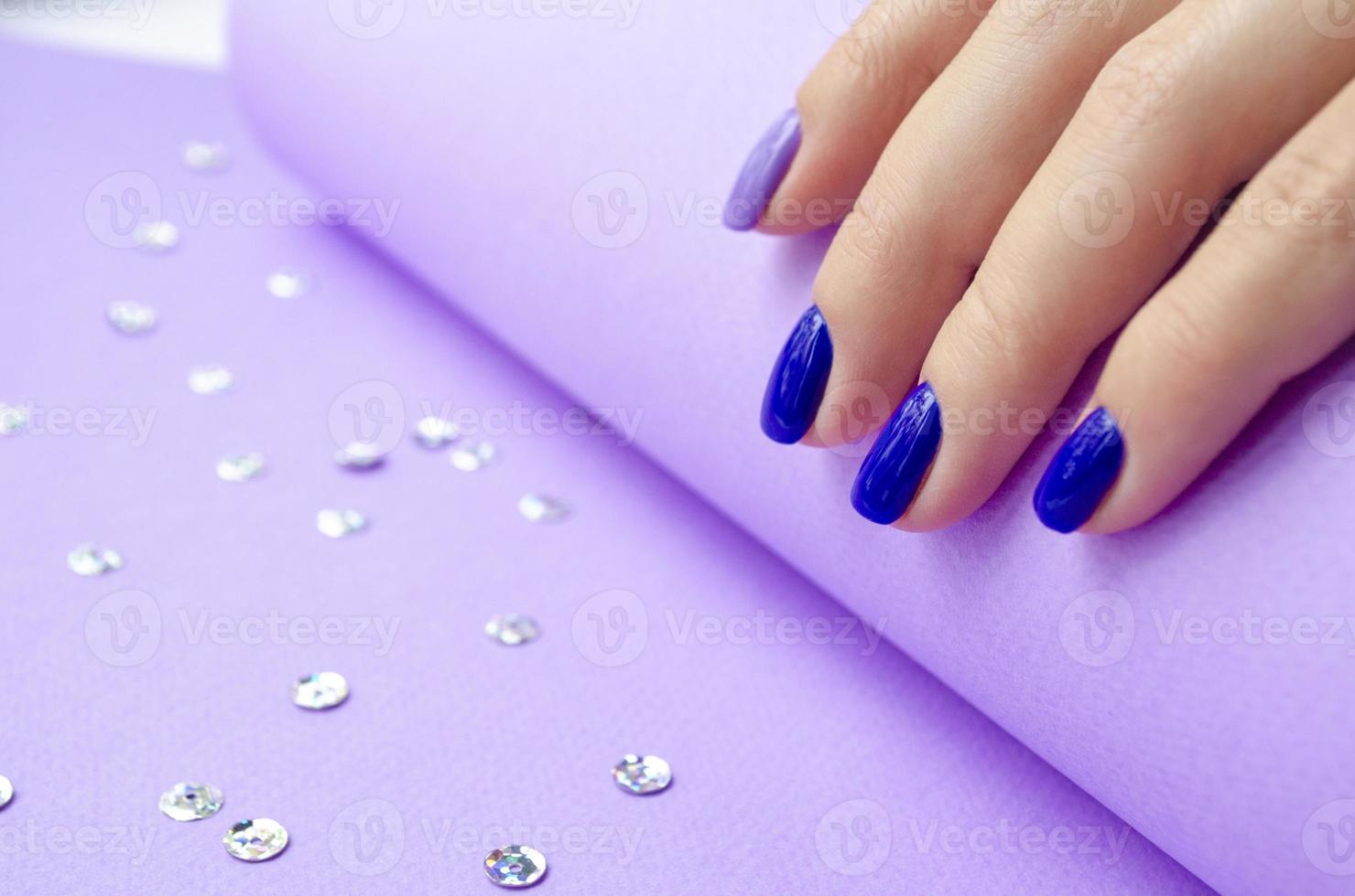 manicure elegante na moda feminina. azul e lilás foto