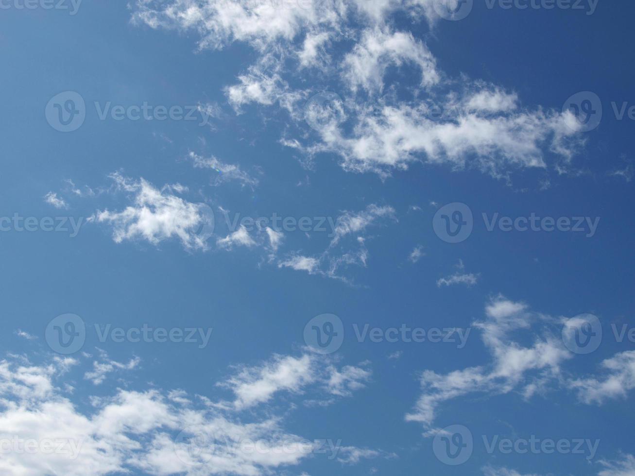 céu azul com nuvens foto