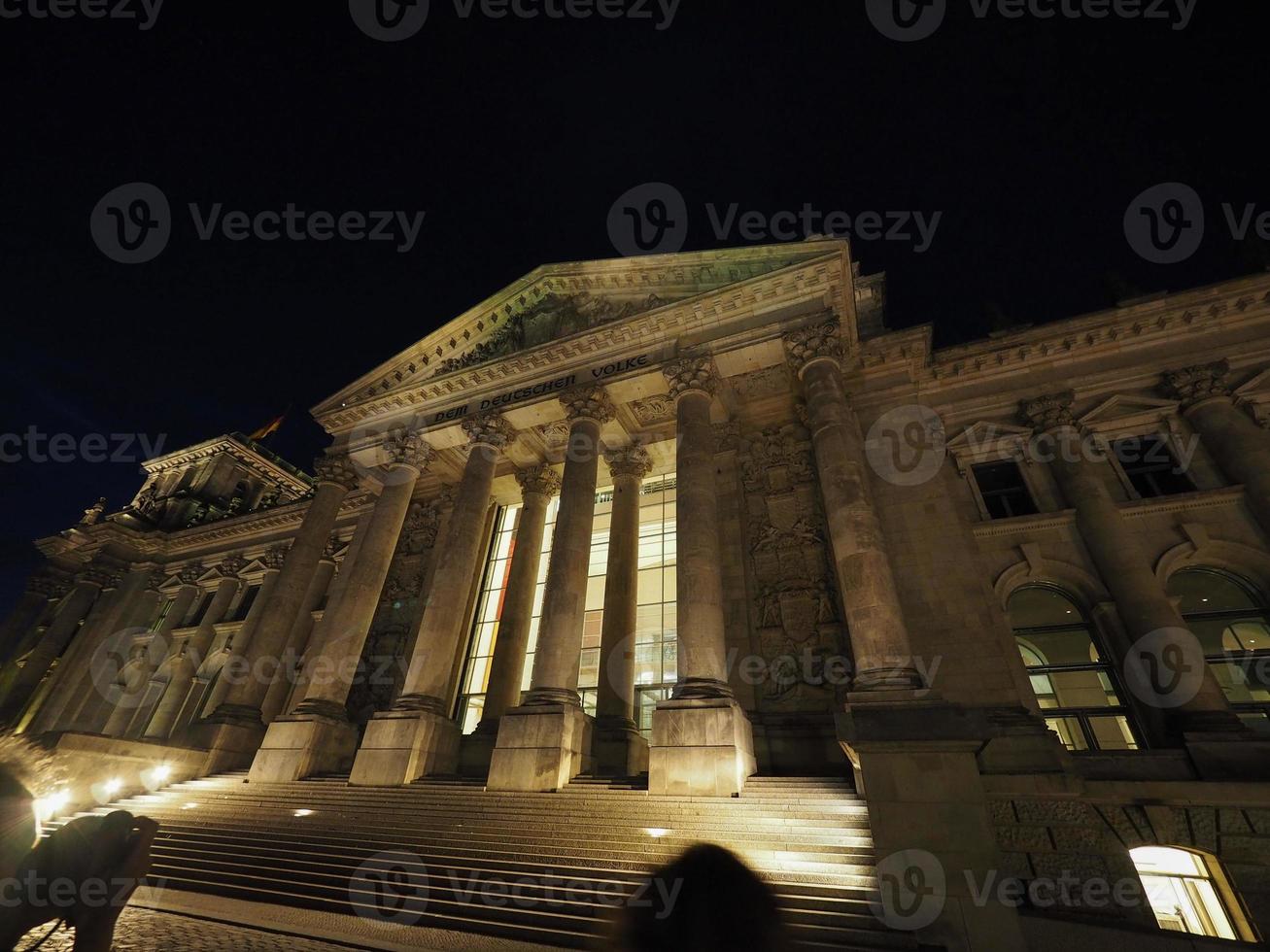 Parlamento Bundestag em Berlim à noite foto