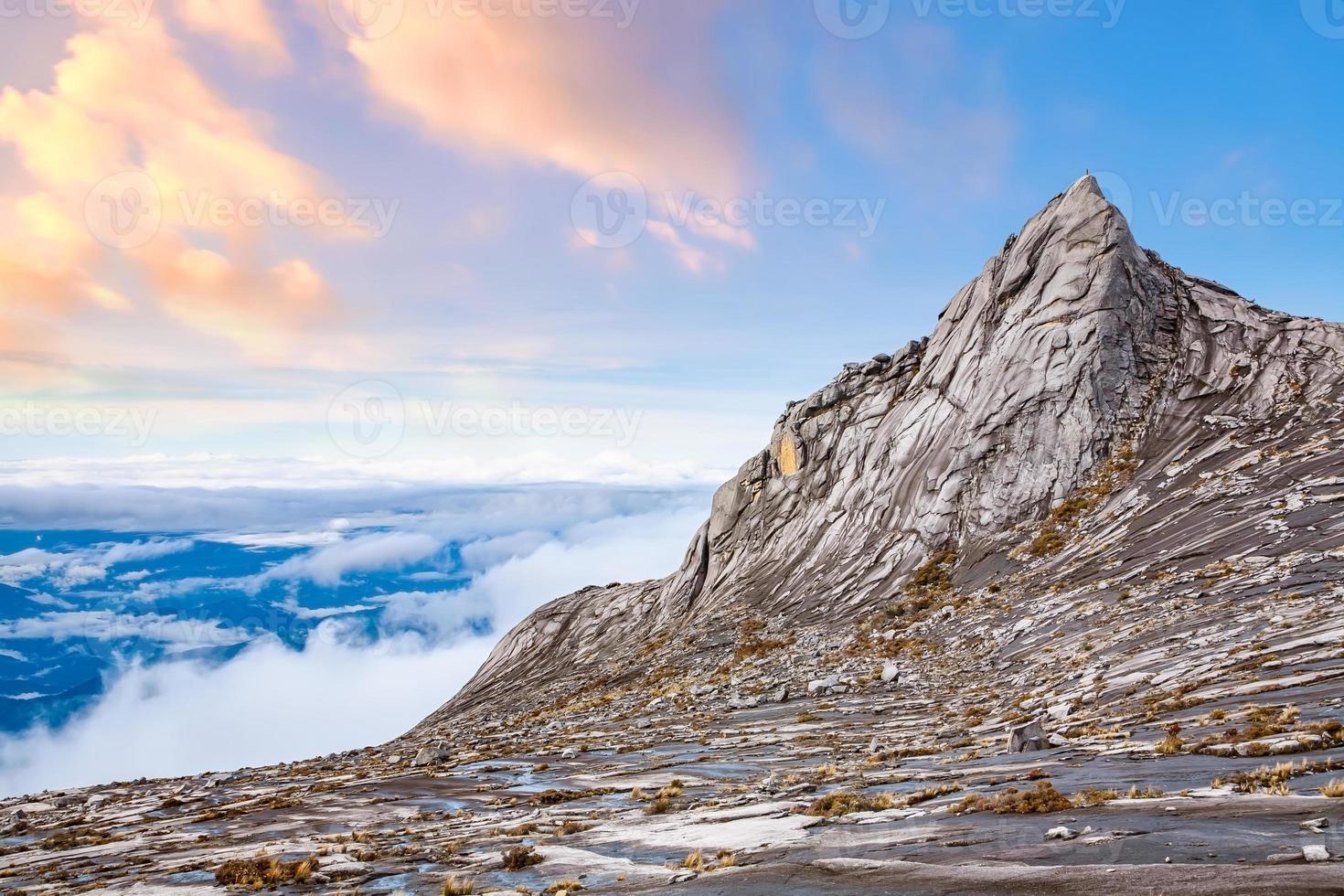 paisagem natural no topo do monte kinabalu na malásia foto