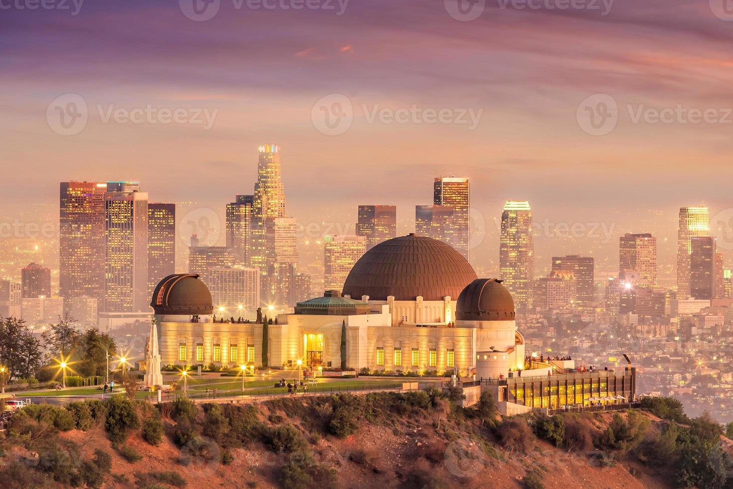 o observatório griffith e o horizonte da cidade de los angeles ao entardecer foto