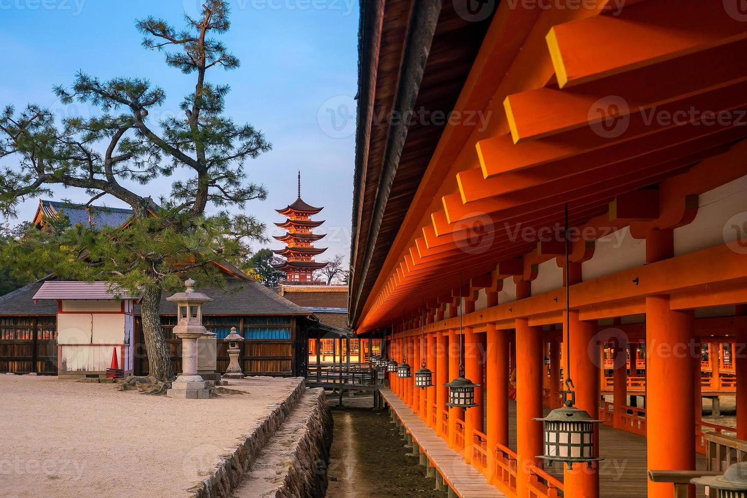 santuário de itsukushima em miyajima foto