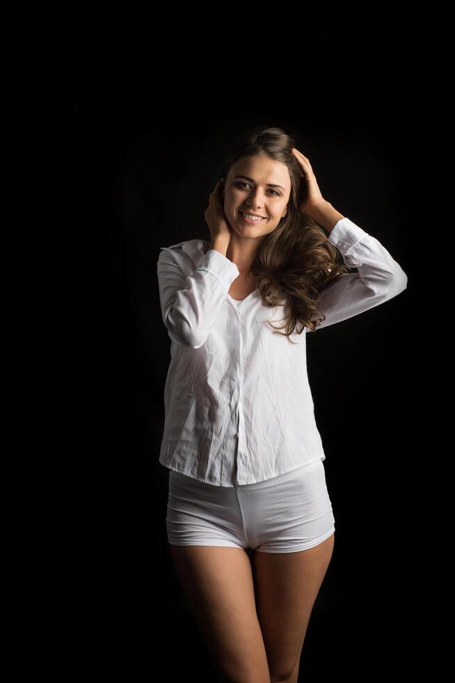 mulher bonita com corpo saudável em fundo preto foto