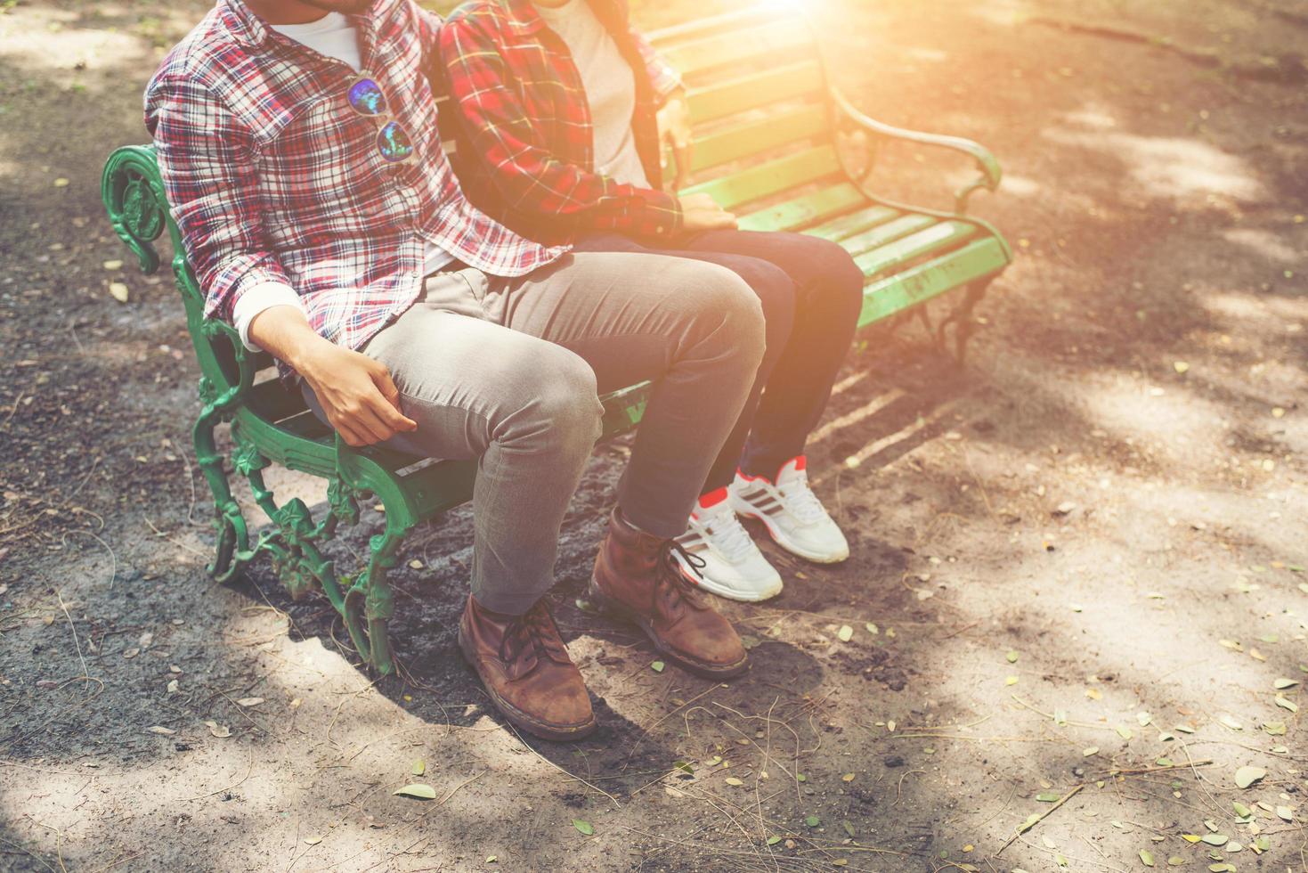 casal de jovens adolescentes apaixonados sentados juntos no banco foto