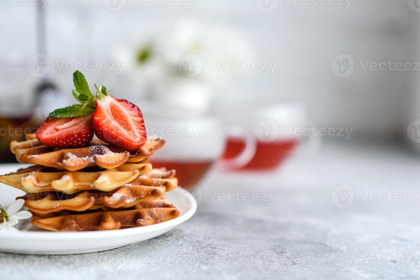 deliciosos waffles belgas recém-assados com bagas e frutas foto