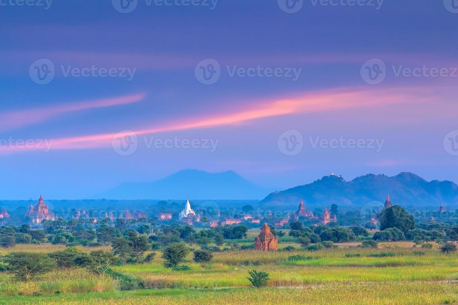 paisagem urbana de bagan de myanmar na ásia foto