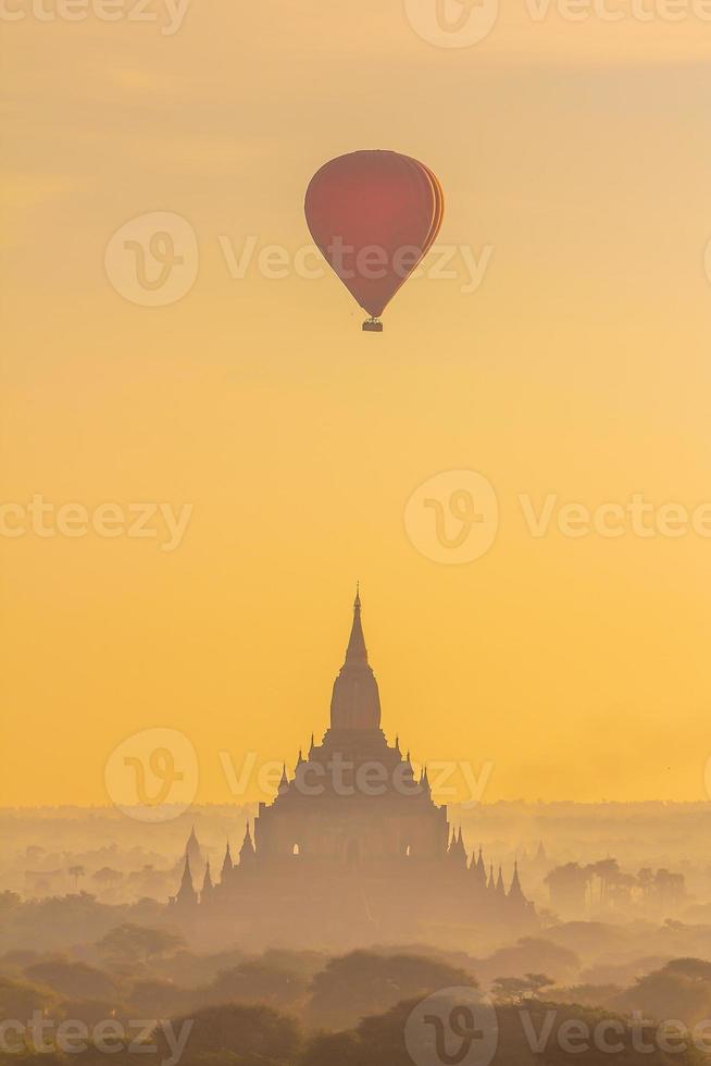 paisagem urbana de bagan de myanmar na ásia foto