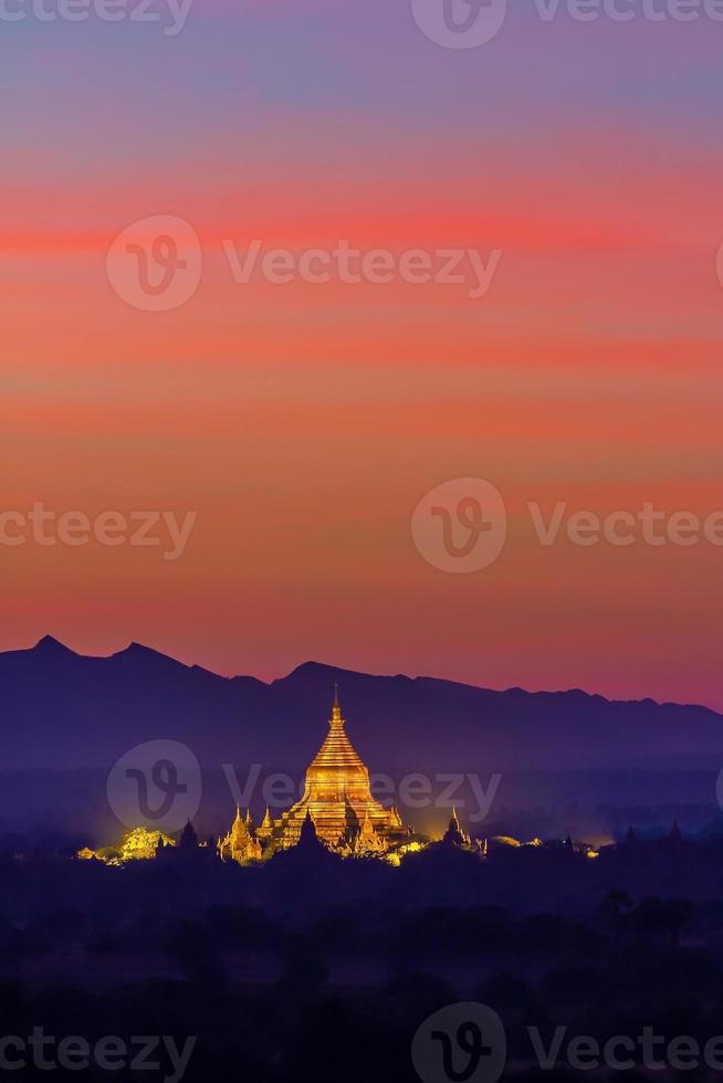 paisagem urbana de bagan de myanmar na ásia foto