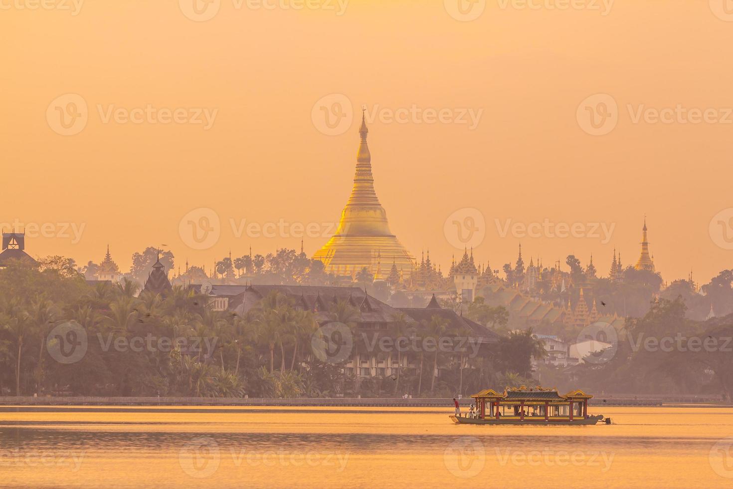 pagode shwedagon ao pôr do sol, pagode grande dagon em yangon myanmar foto