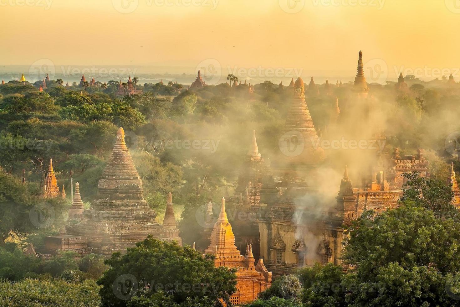 paisagem urbana de bagan de myanmar na ásia foto