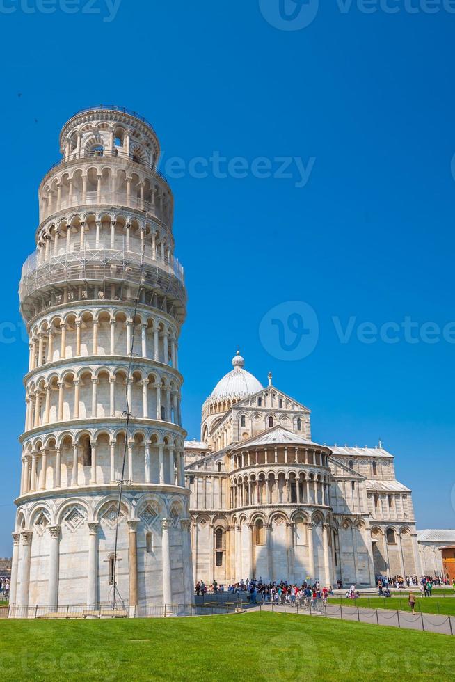 a torre inclinada, cidade de pisa, horizonte da cidade no centro da cidade na itália foto