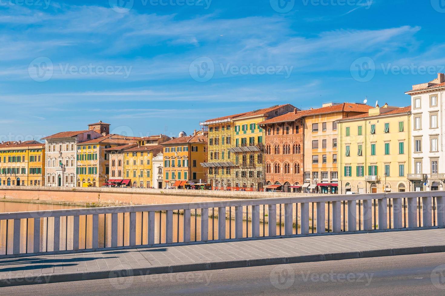 horizonte da cidade de pisa e rio arno foto