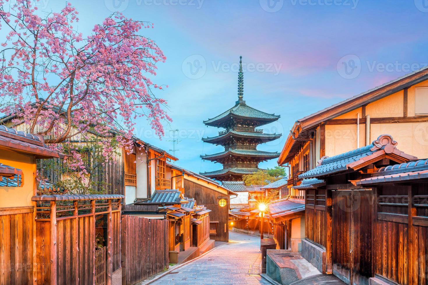 cidade velha de kyoto durante a temporada de sakura foto
