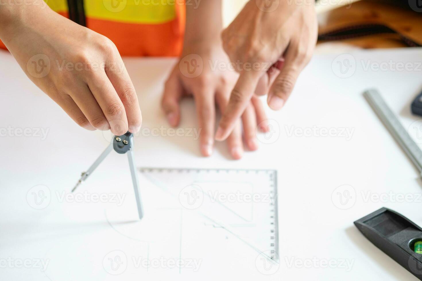 conceito encontro engenheiros ou arquitetos para projetos trabalhando com parceiros e Engenharia Ferramentas para crio modelos e plantas às a trabalho local. construção conceito. engenheiro conceito. foto