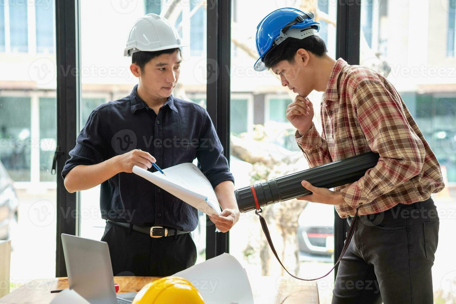 conceito encontro engenheiros ou arquitetos para projetos trabalhando com parceiros e Engenharia Ferramentas para crio modelos e plantas às a trabalho local. construção conceito. engenheiro conceito. foto