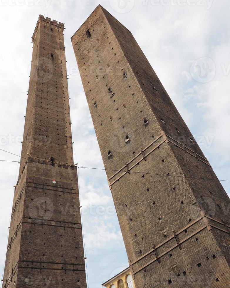 due torri duas torres em Bolonha foto