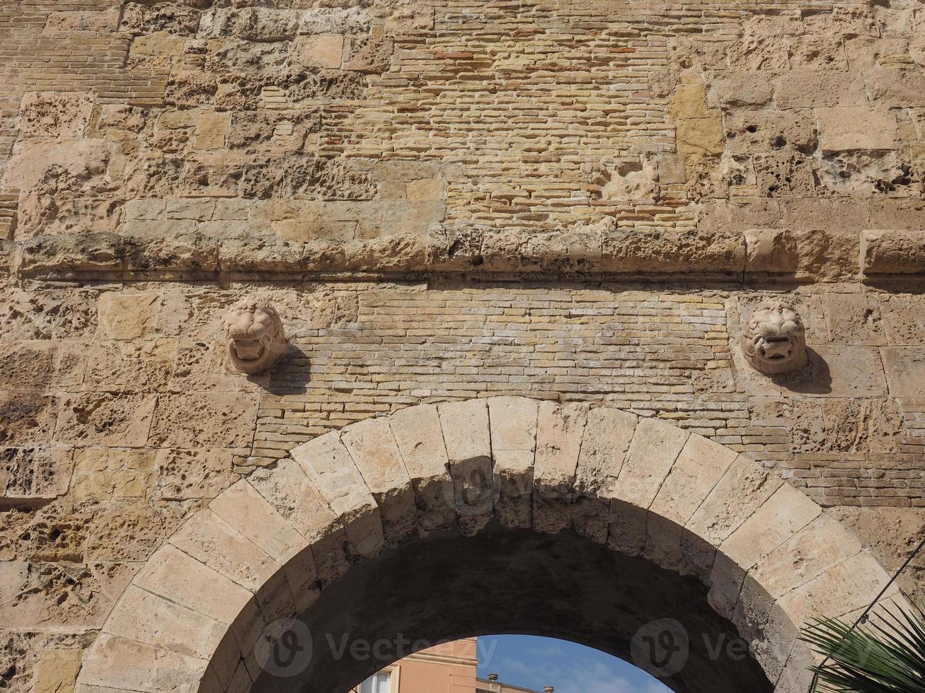 porta dei due leoni gate em cagliari foto