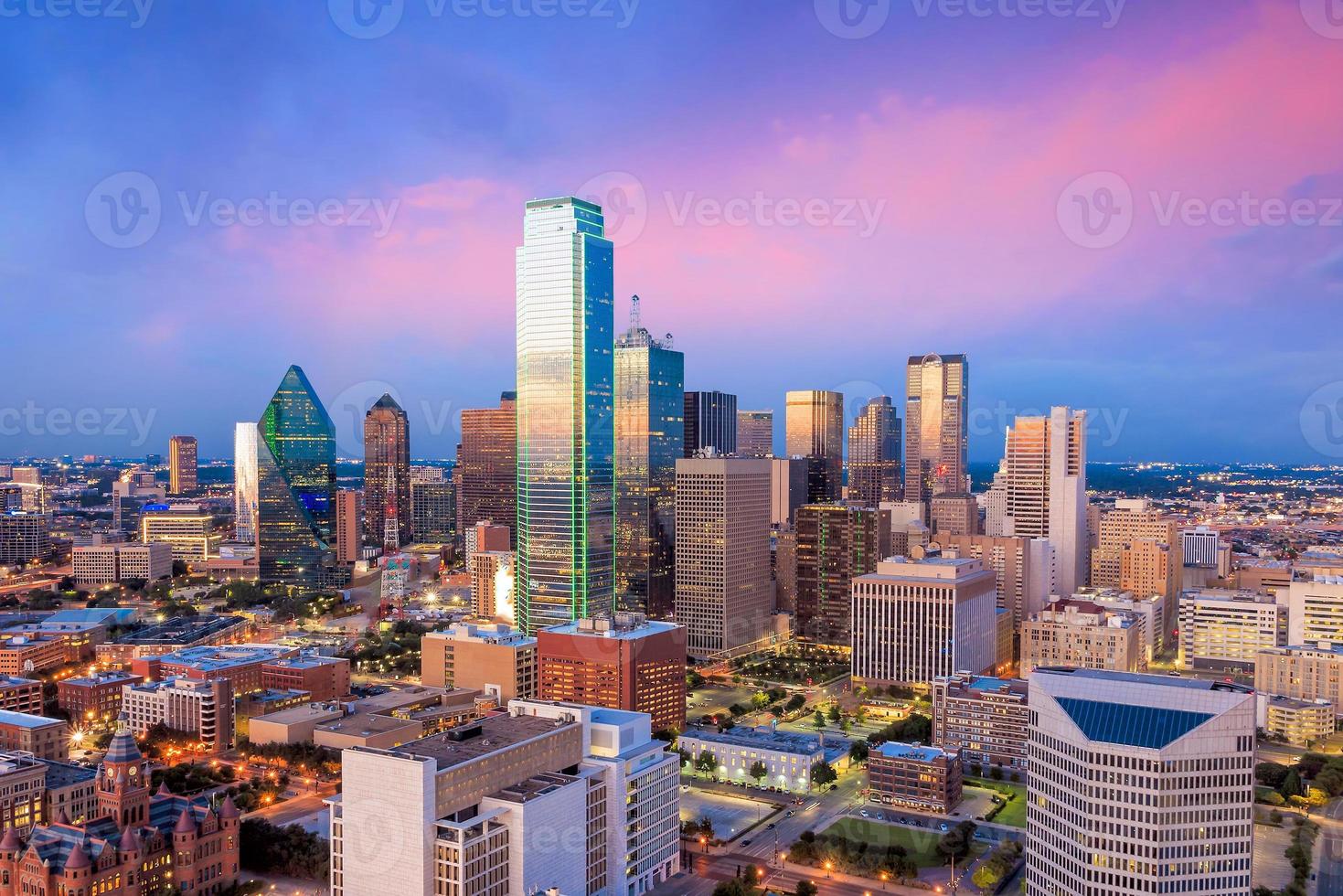 paisagem urbana de dallas, texas com céu azul ao pôr do sol foto