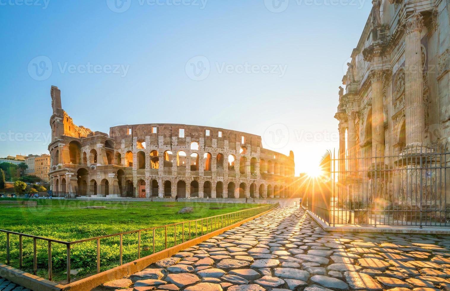 vista do coliseu em roma ao crepúsculo foto