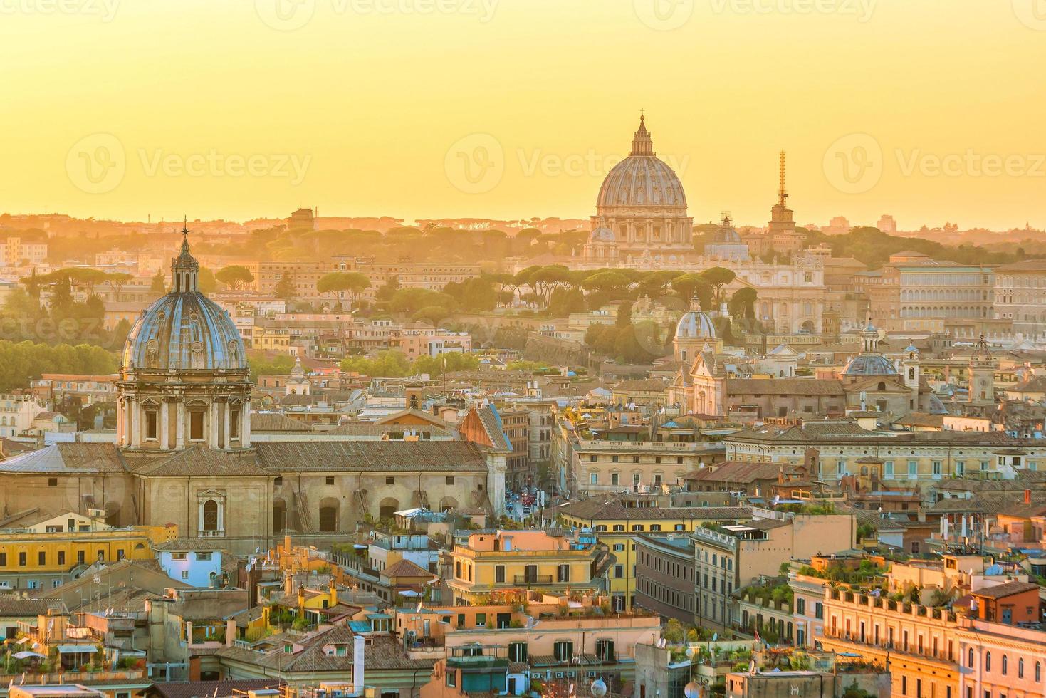 vista superior do horizonte da cidade de roma a partir do castelo de sant'angelo foto