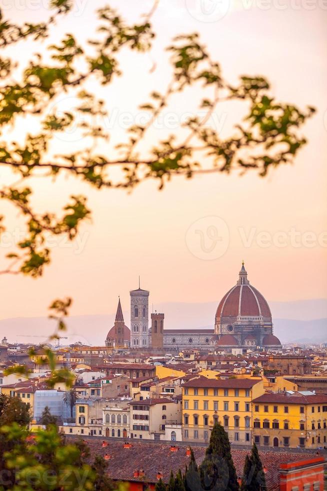 cidade de duomo e florença no centro da cidade, horizonte urbano da itália foto