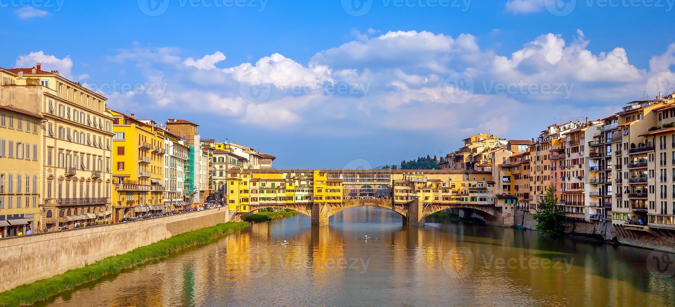 ponte vecchio e florença no centro da cidade, horizonte da cidade da itália foto