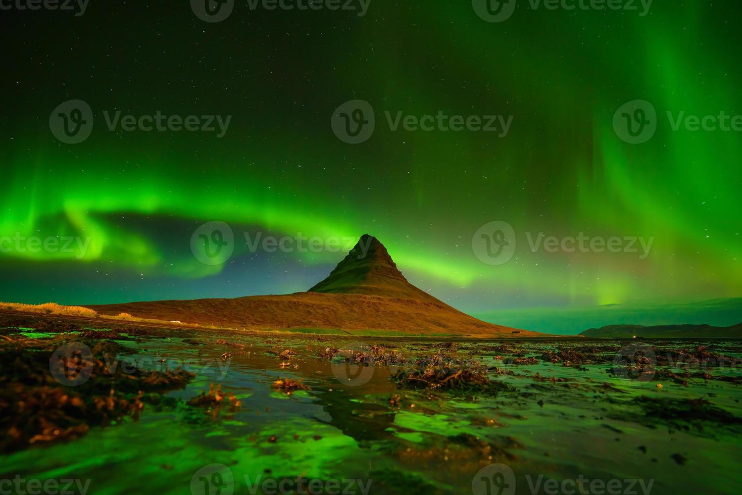 luz do norte sobre a montanha kirkjufell foto