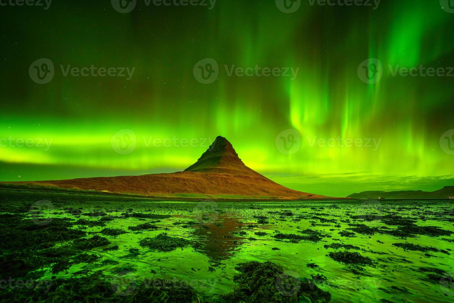 luz do norte sobre a montanha kirkjufell foto