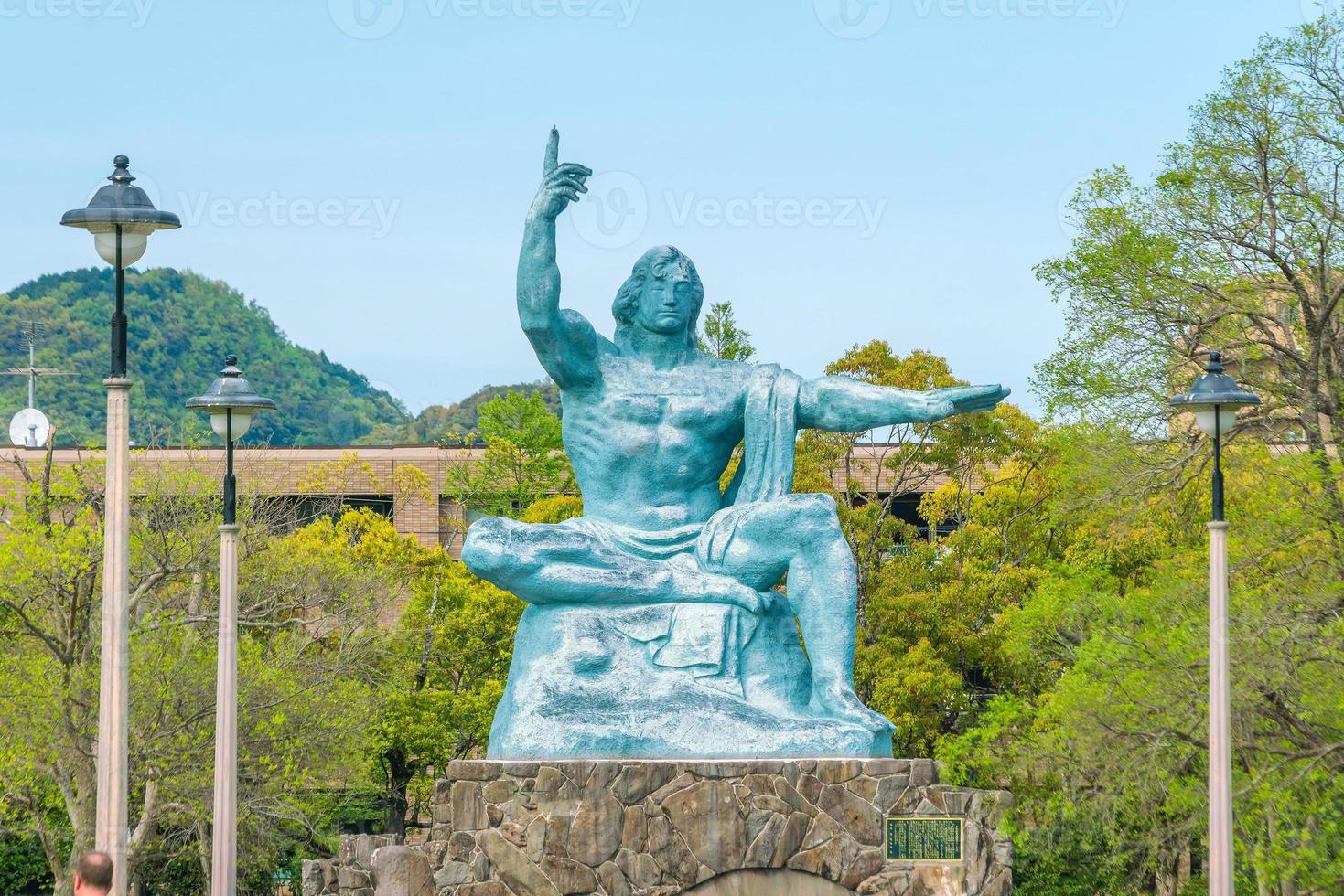 estátua da paz no parque da paz de nagasaki, no japão foto