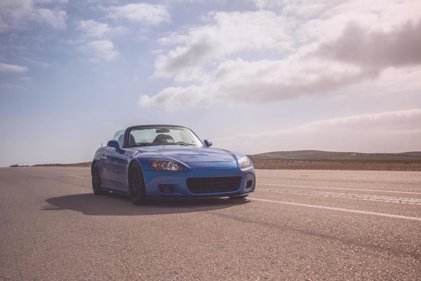 carros na pista de corrida e nas estradas do deserto foto