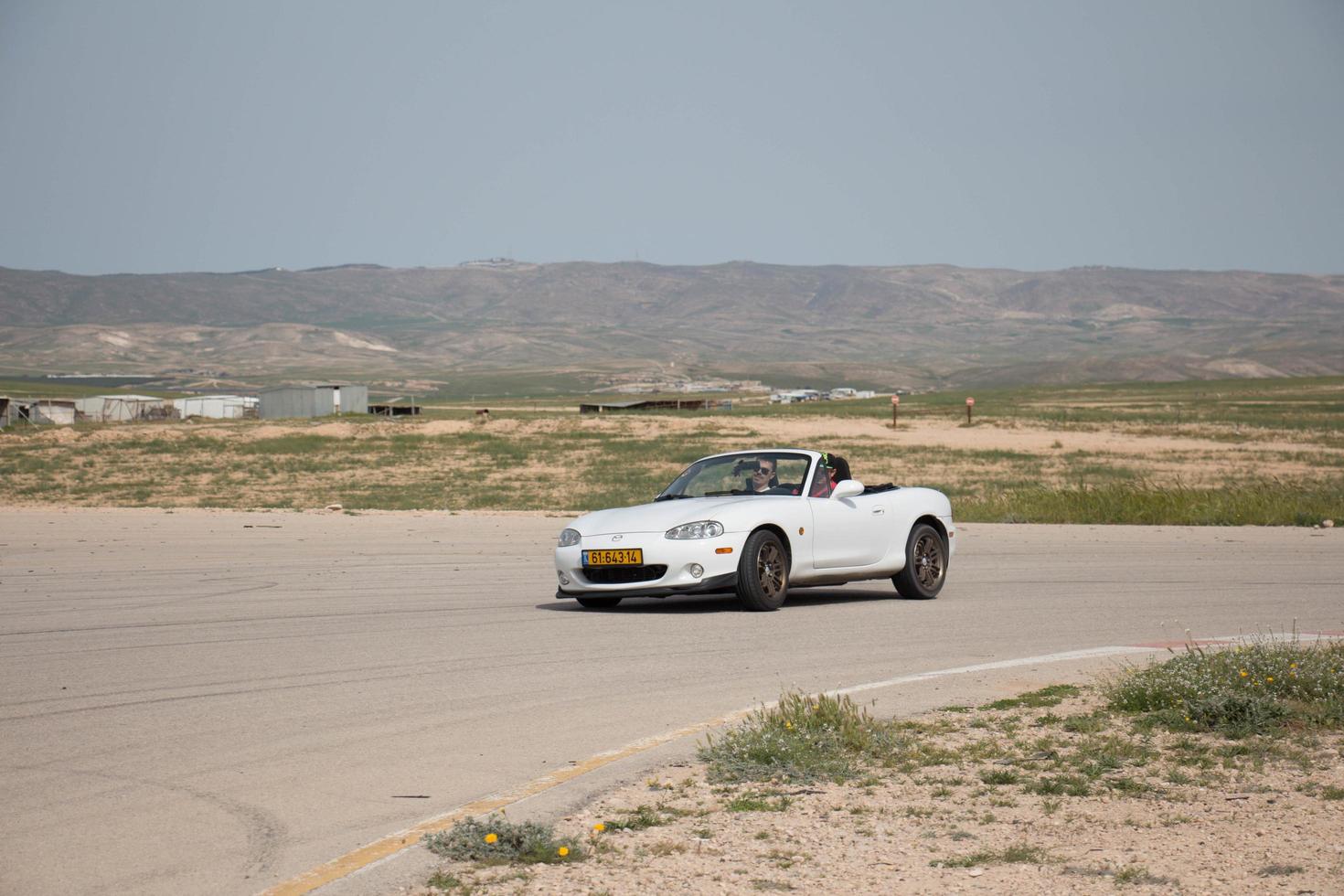 carros na pista de corrida e nas estradas do deserto foto