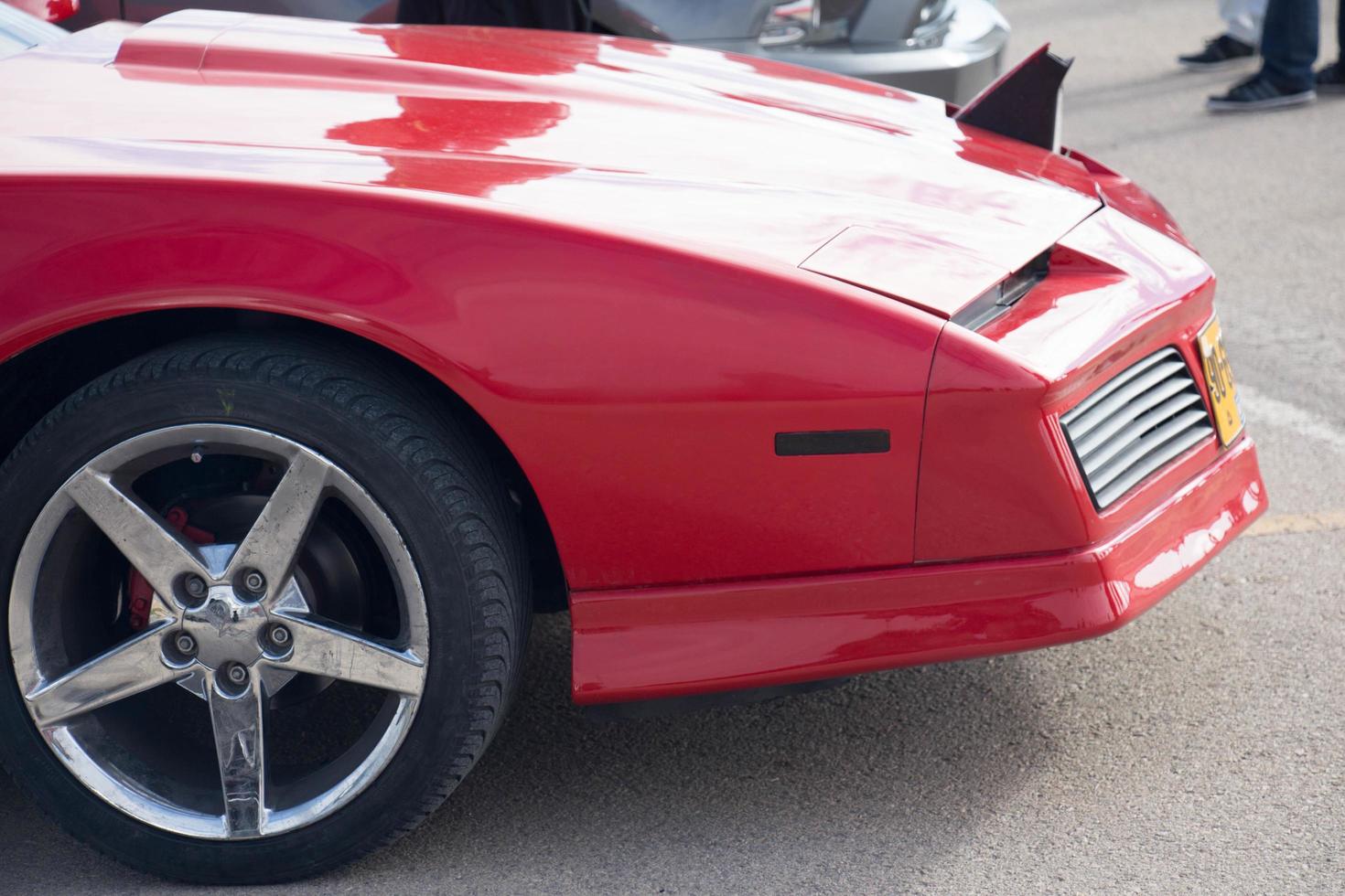 carros na pista de corrida e nas estradas do deserto foto