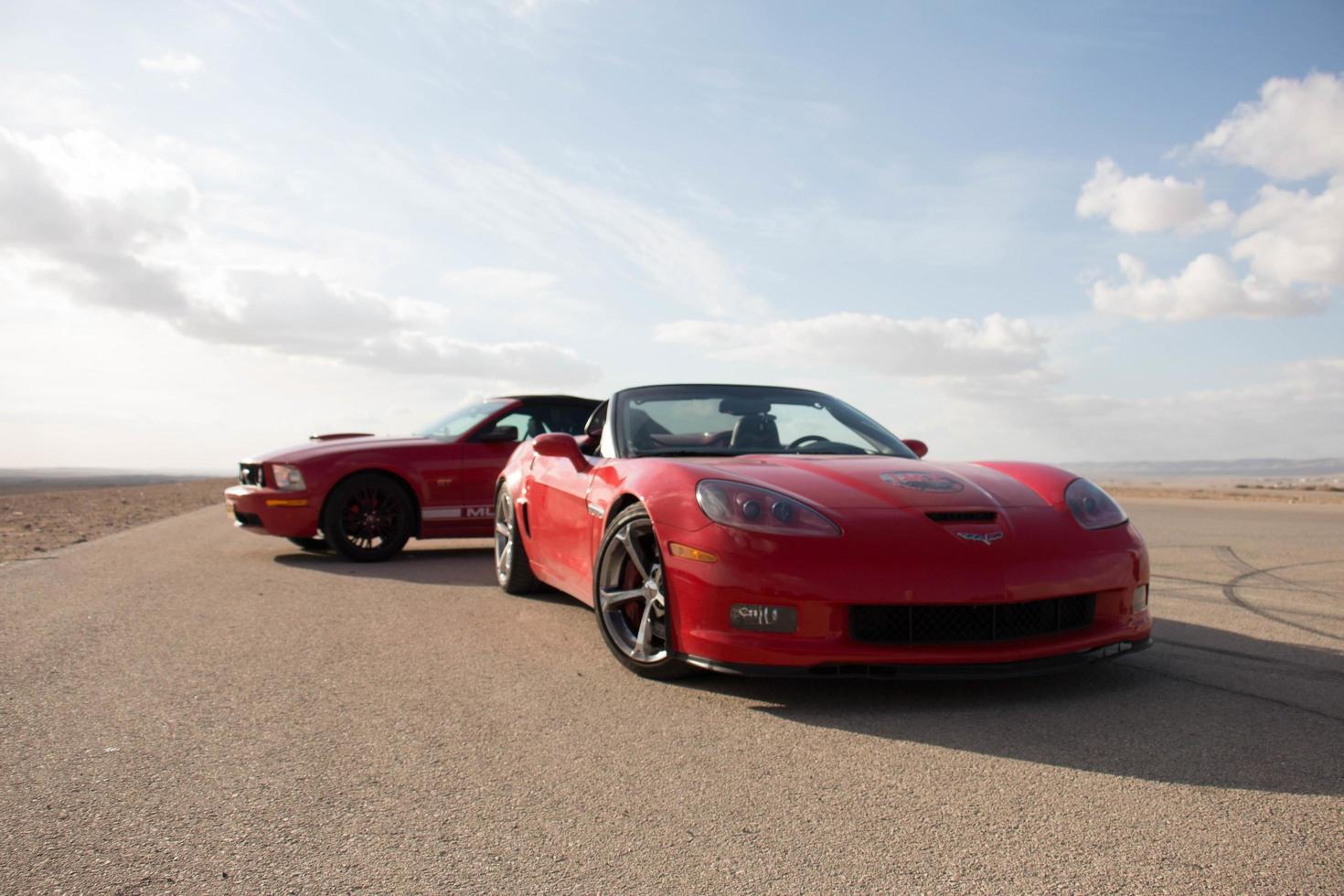 carros na pista de corrida e nas estradas do deserto foto