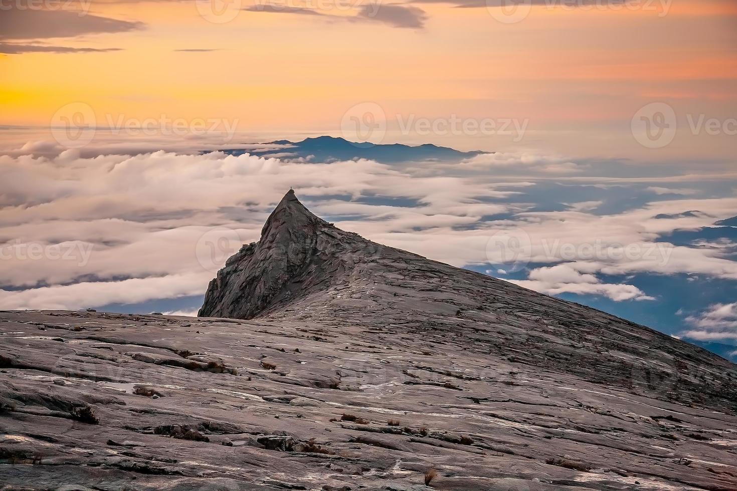 paisagem natural no topo do monte kinabalu na malásia foto