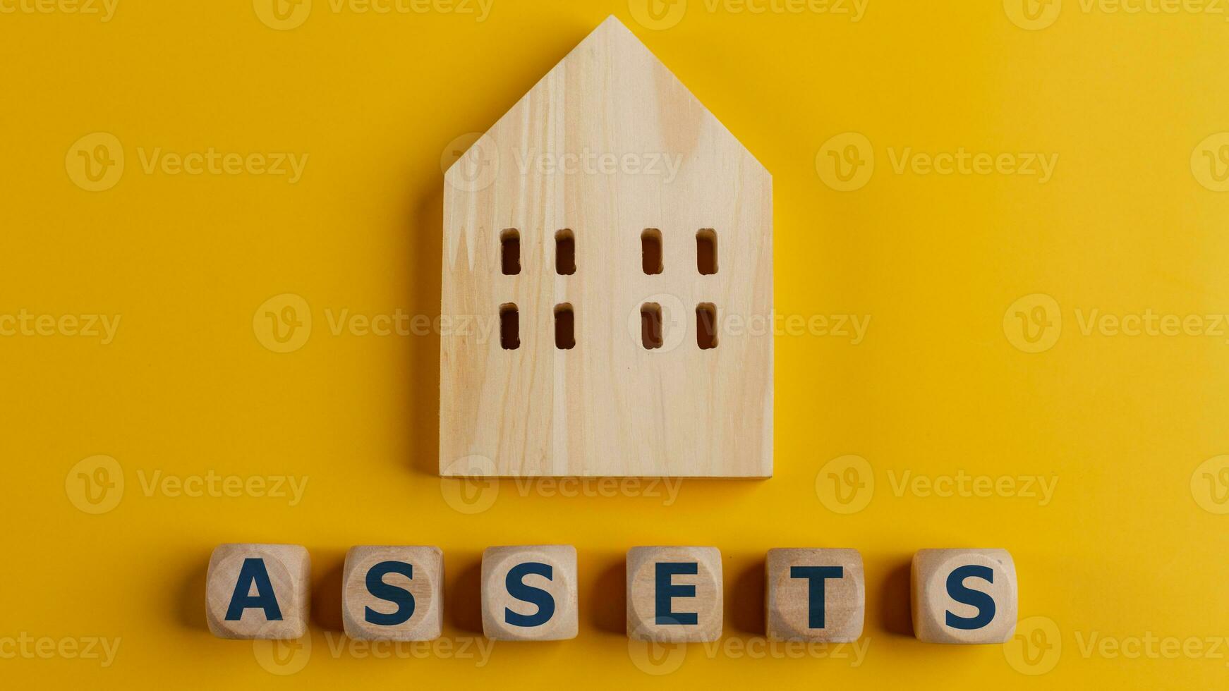 a palavra ativos escrito em de madeira cubos com ativos ícone em amarelo fundo. de ativos gestão ou financeiro contabilidade conceito. foto