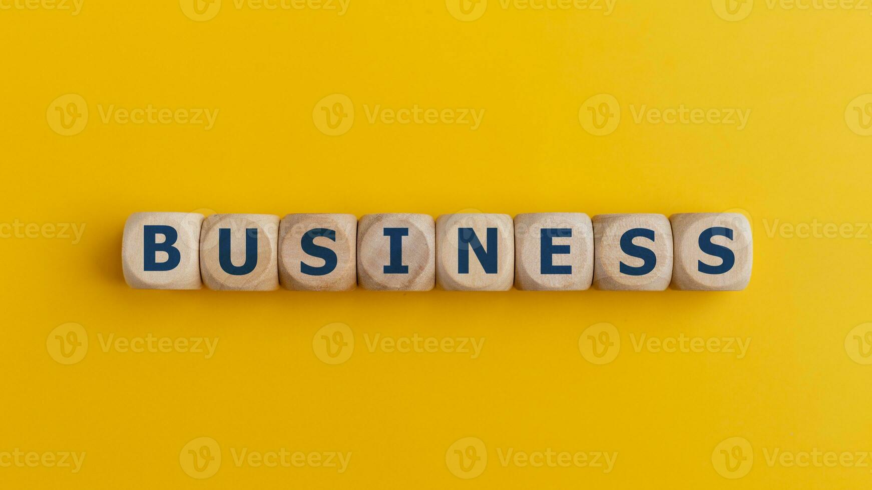 a palavra o negócio é em de madeira blocos. o negócio estratégia, liderança, e desenvolvimento conceito. foto