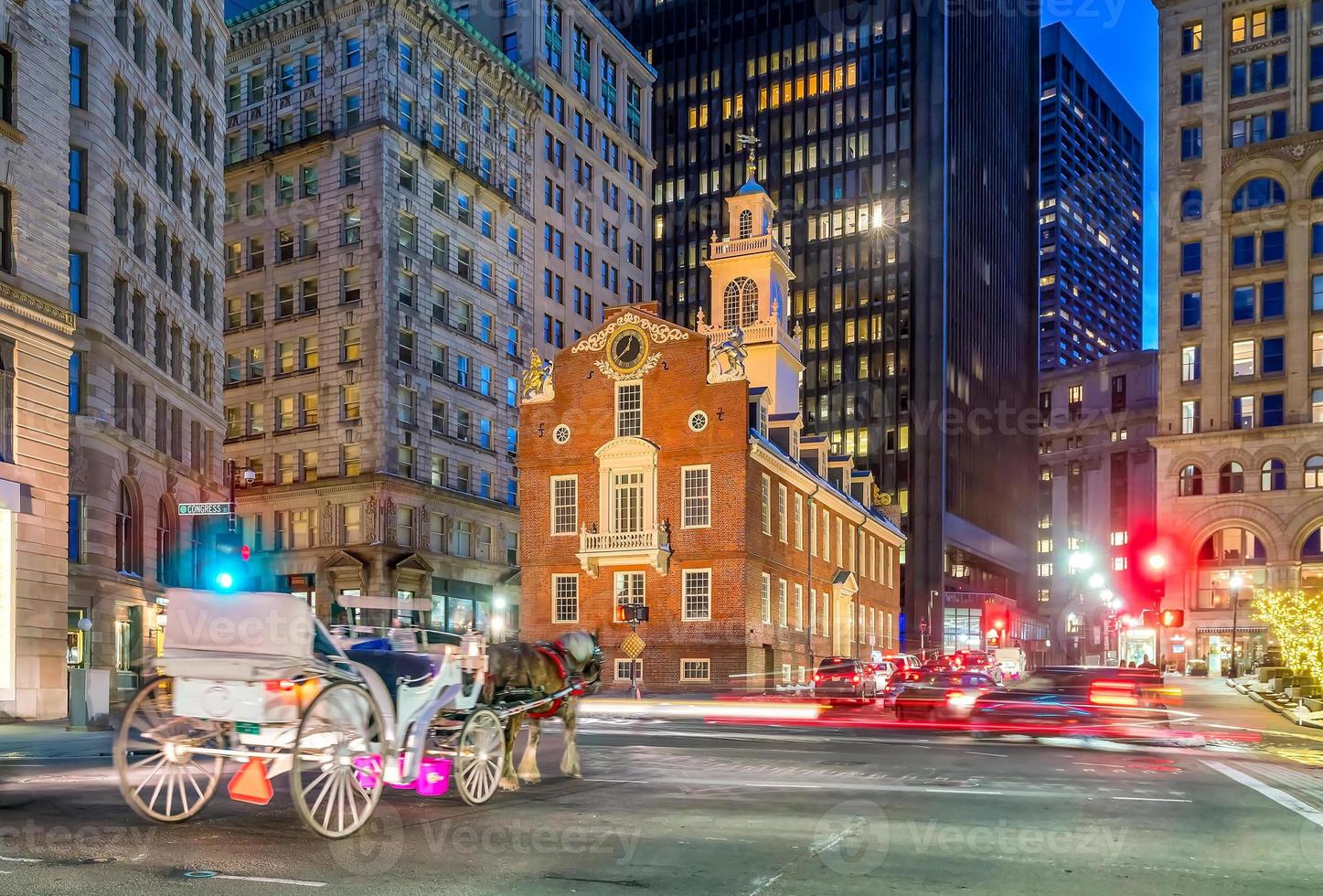 Old State House e um carro em movimento borrado ao entardecer em Boston foto