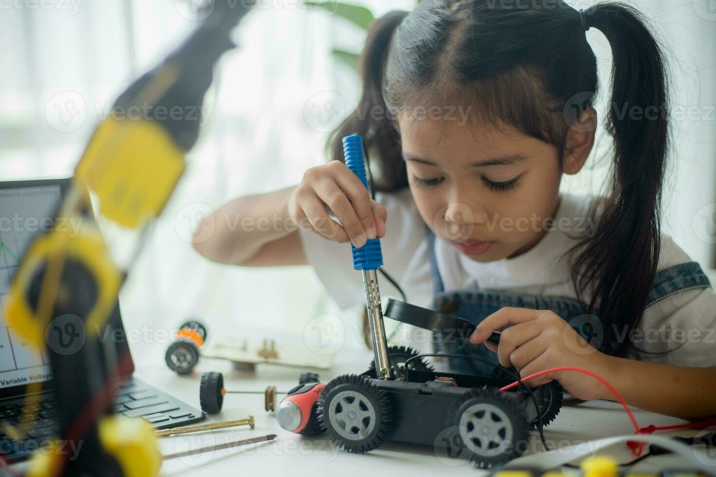 haste Educação conceito. ásia jovem menina Aprendendo robô Projeto. foto