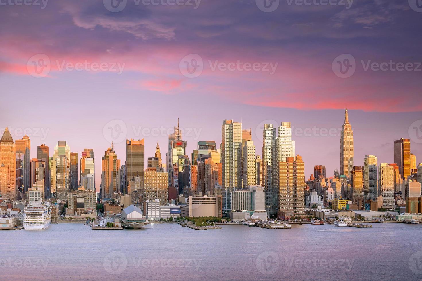 horizonte de Manhattan em Manhattan ao entardecer foto