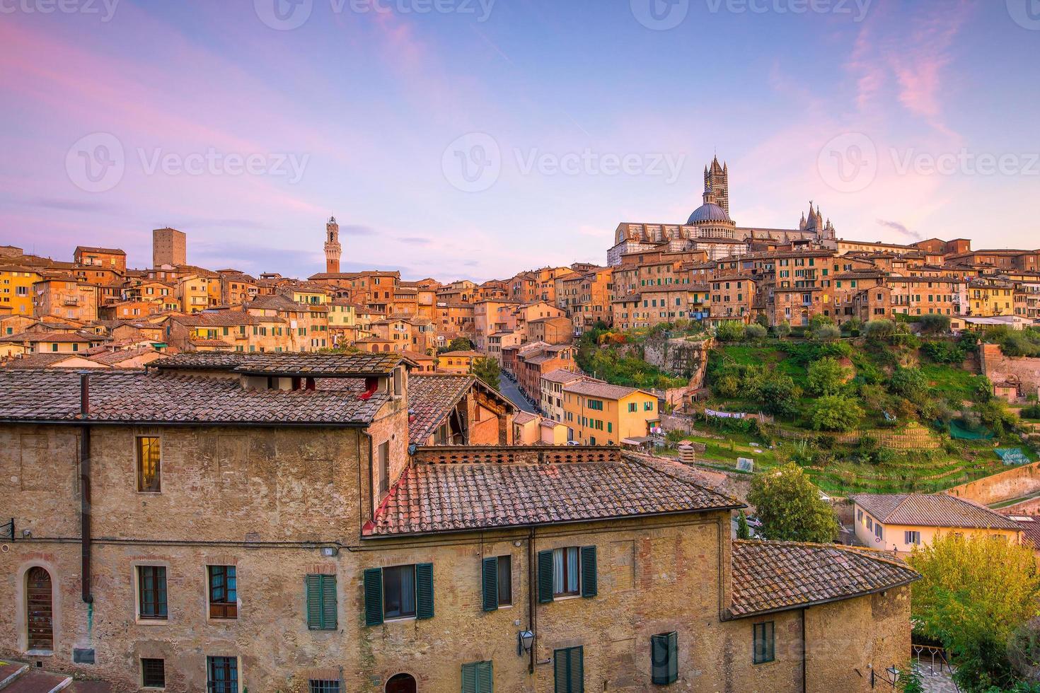 horizonte do centro de siena na itália foto