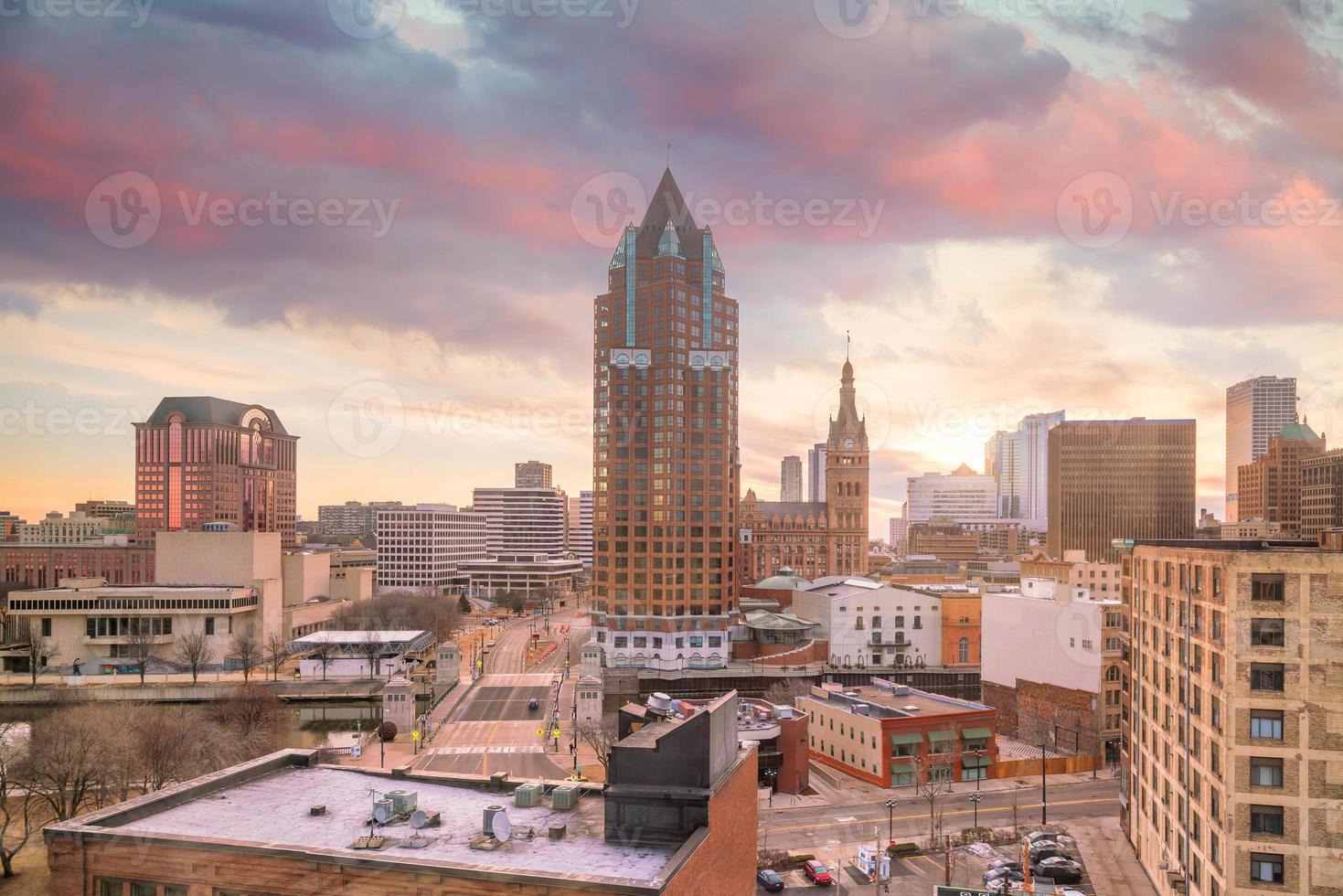 horizonte do centro com edifícios em milwaukee eua foto