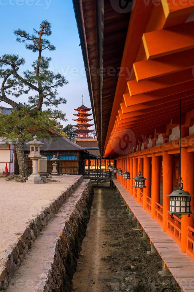 santuário de itsukushima em miyajima foto