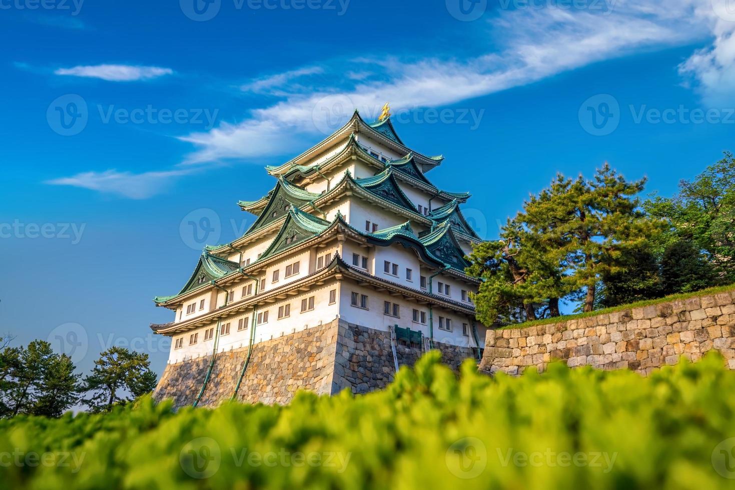 Castelo de Nagoya e linha do horizonte da cidade no Japão foto