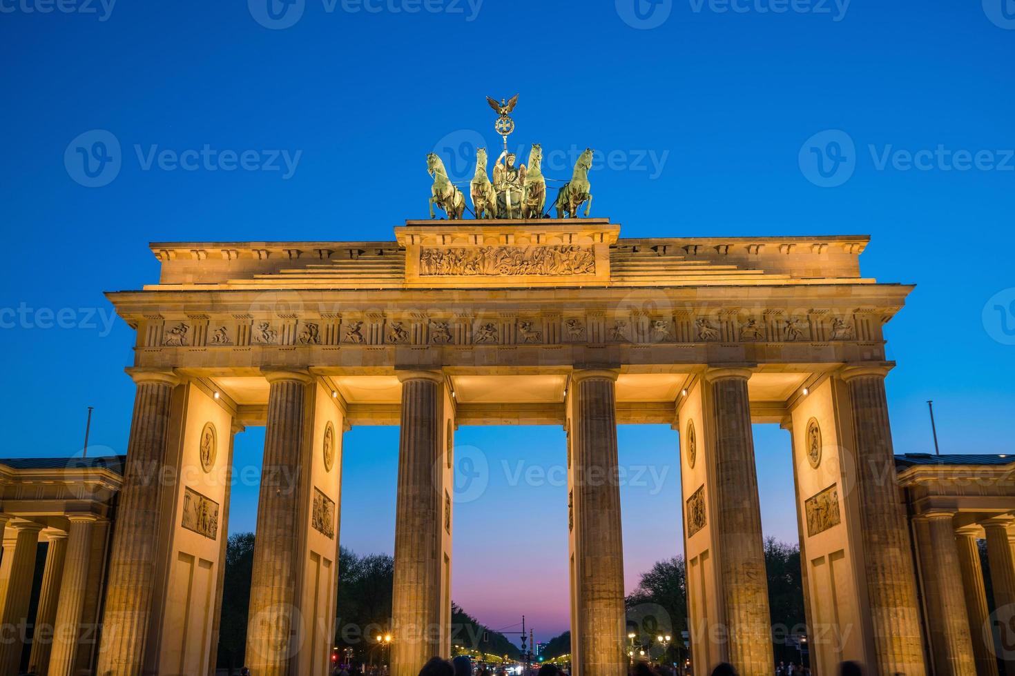 o portão de brandenburgo em berlim à noite foto