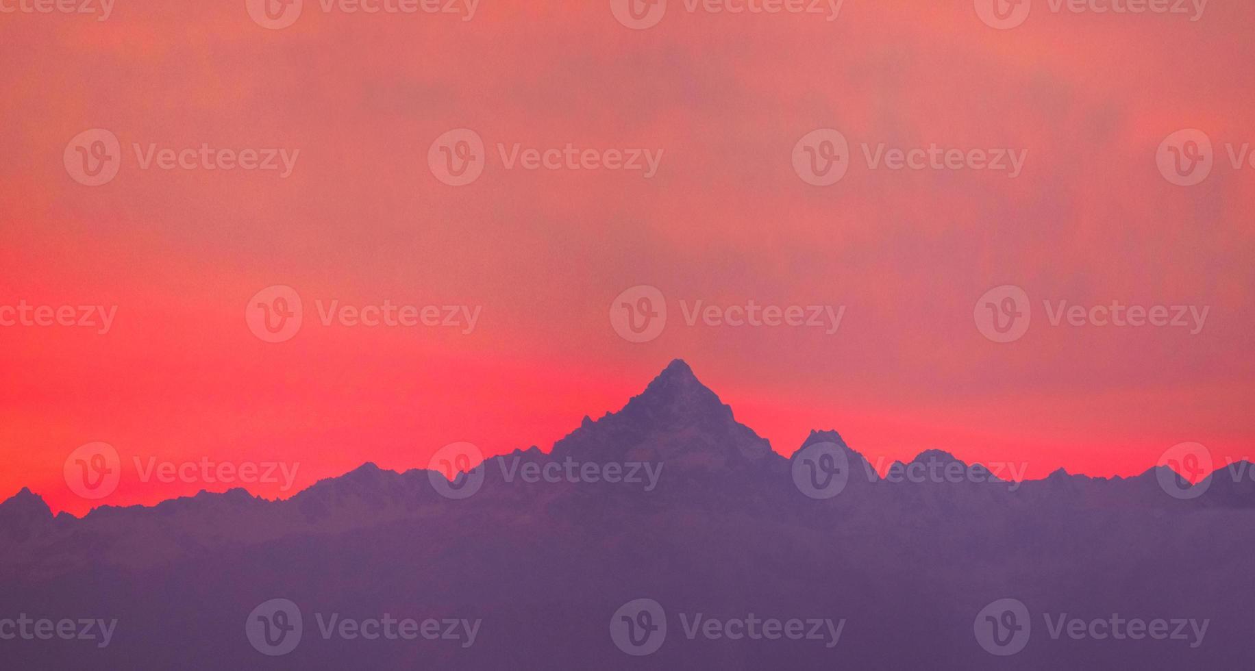 montagem monviso ao pôr do sol foto